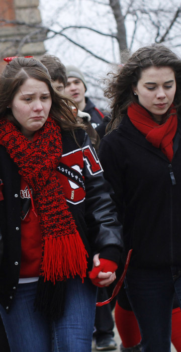 Image: Students walk to a memorial remembering the victims of the Chardon High school shootings in Chardon